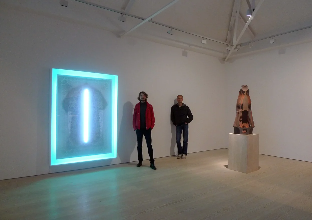 Степан Рябченко та Назар Білик біля своїх робіт на виставці Premonition: Ukrainian Art Now в Saatchi Gallery, Лондон, 2014