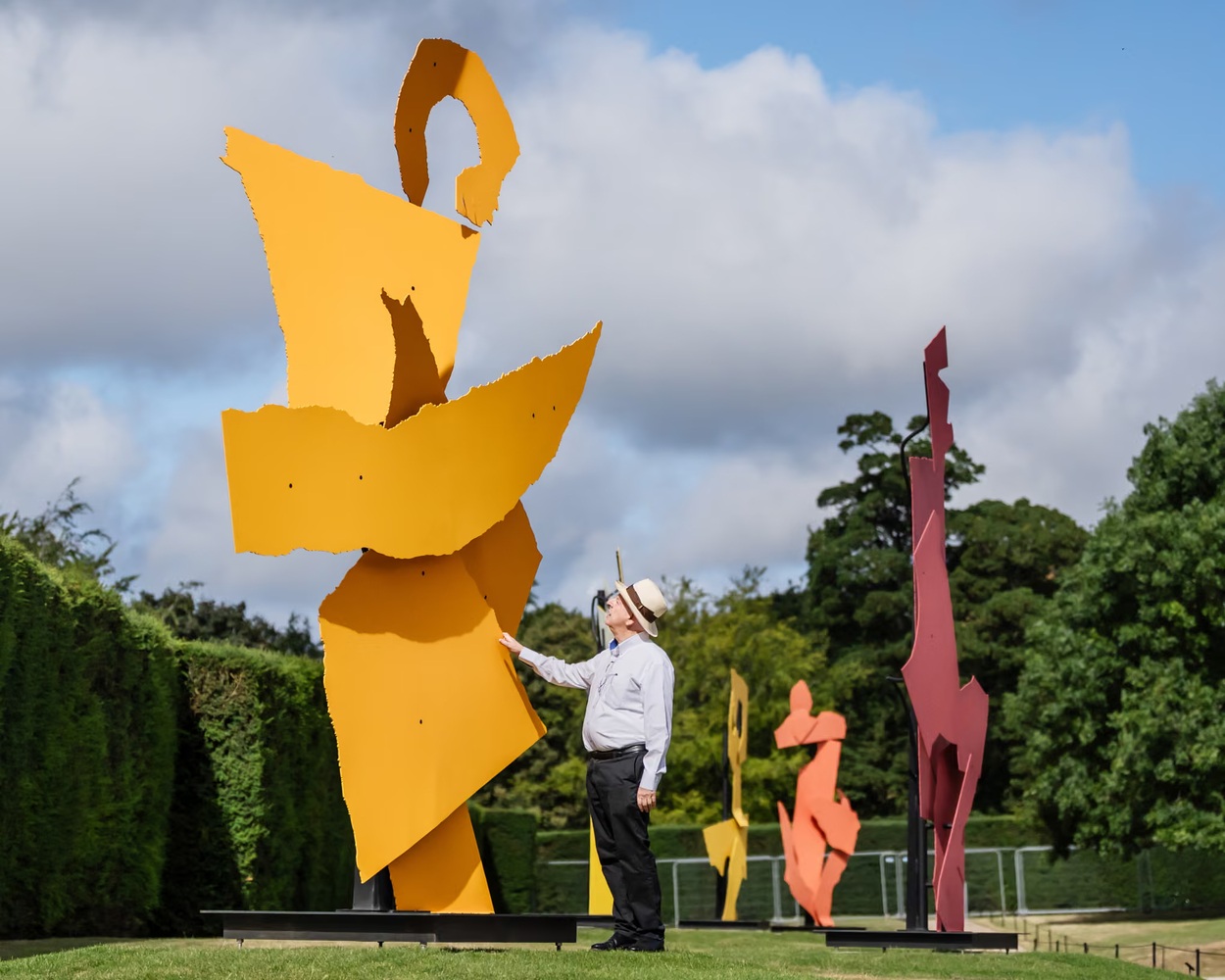 Вільям Кентрідж на фоні своєї скульптури Paper Procession (2024) у Yorkshire Sculpture Park. Фото: Danny Lawson / PA