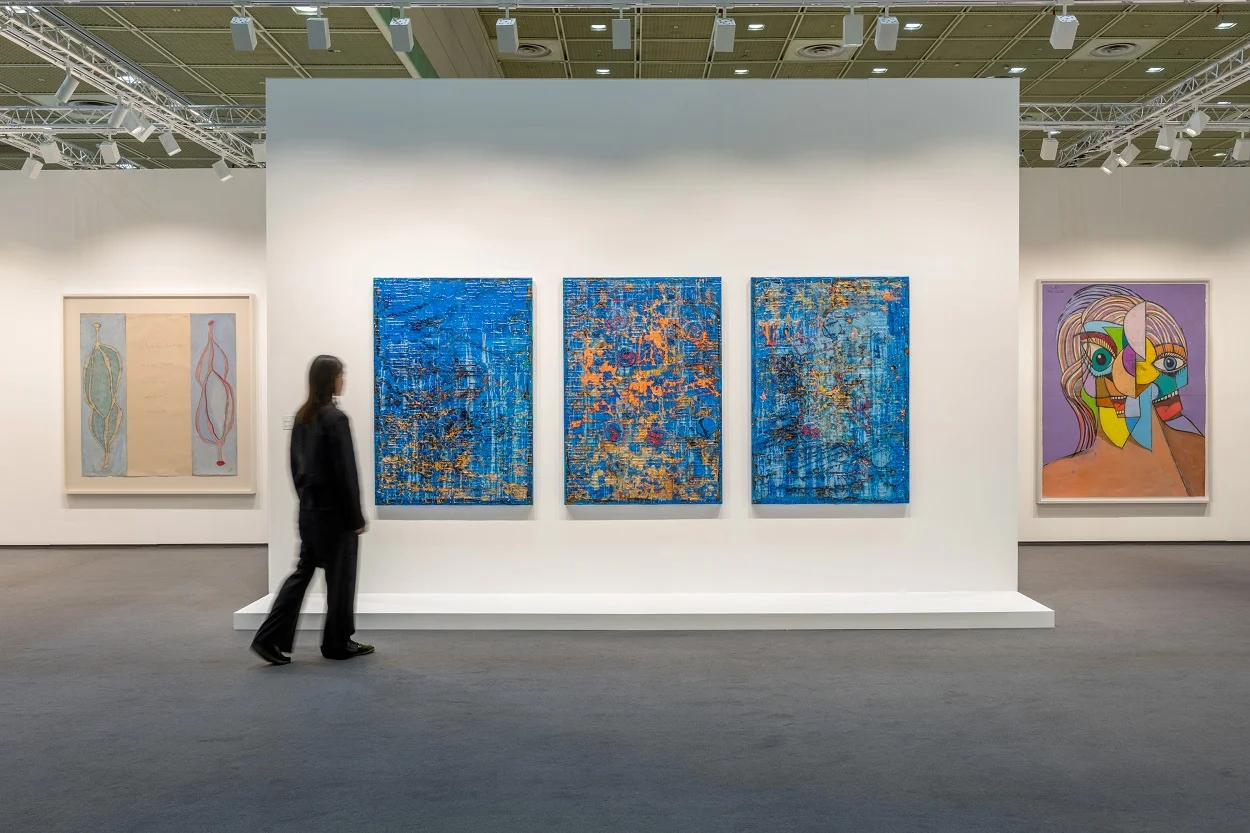 Вигляд стенду Hauser & Wirth на Frieze Seoul 2025 , на якому представлені роботи (зліва направо)
