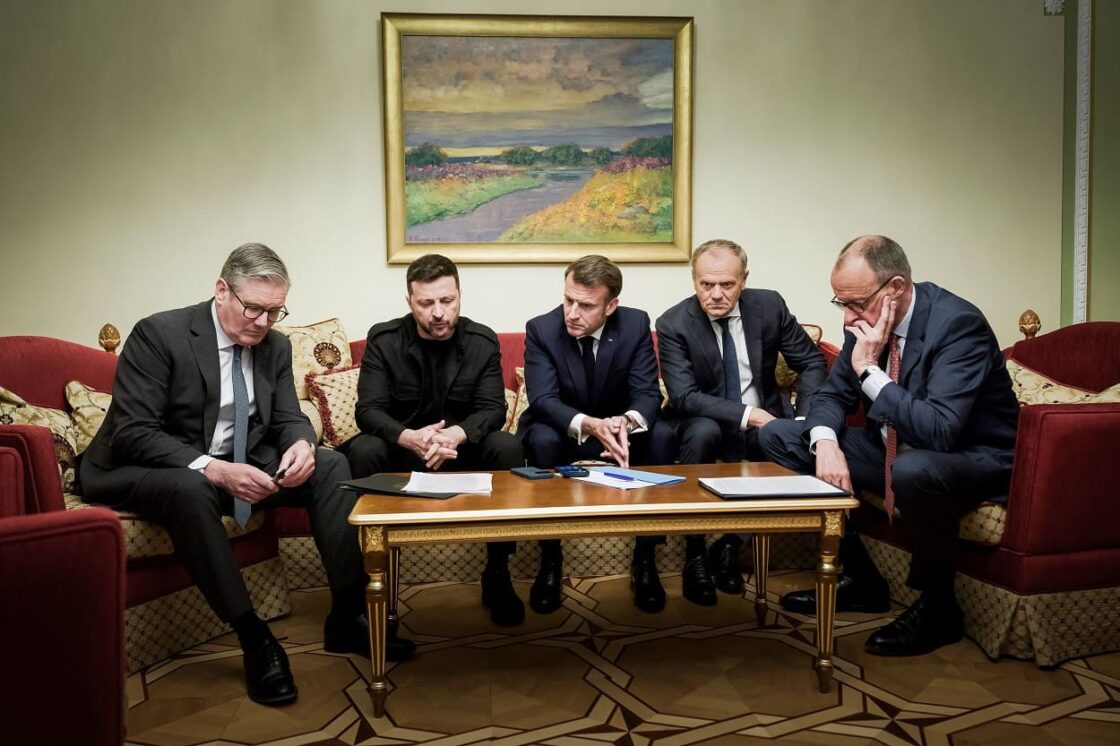 Європейські лідери разом із президентом України Володимиром Зеленським у Києві під час телефонної розмови з Дональдом Трампом. «Коаліція охочих», 10 травня 2025 року Фото: Jesco Denzel