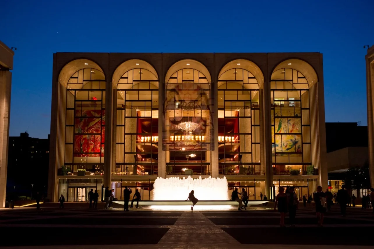 Панно Марка Шагала визначають простір фойє Metropolitan Opera House і візуально формують площу Lincoln Center перед будівлею. Фото: Jonathan Tichler / Metropolitan Opera