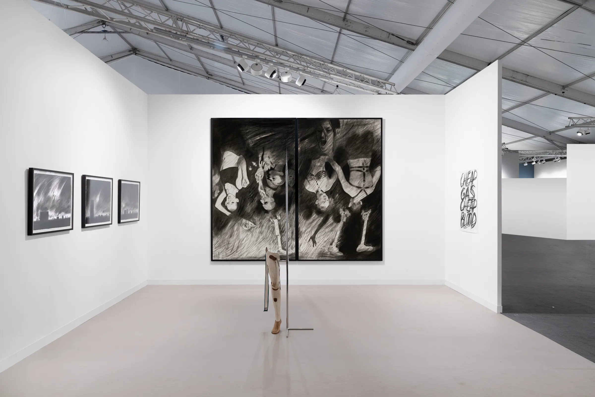 Стенд Voloshyn Gallery з проєктом Нікити Кадана "Нічний Київ" на Frieze London