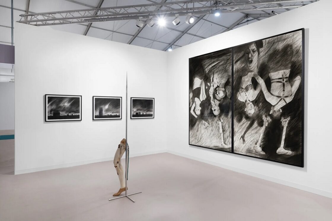 Стенд Voloshyn Gallery з проєктом Нікити Кадана "Нічний Київ" на Frieze London