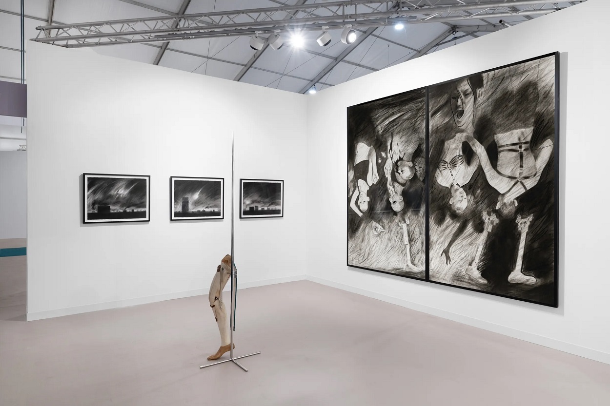 Стенд Voloshyn Gallery з проєктом Нікити Кадана "Нічний Київ" на Frieze London